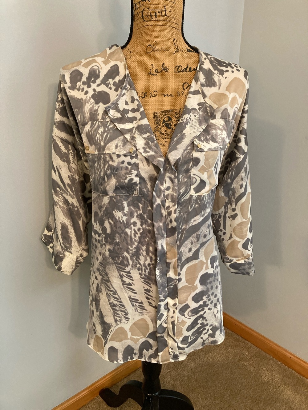 T Bags Los Angeles Printed Tunic Blouse in Beige and Gray Women Size 1X